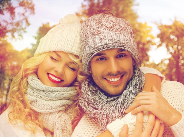 Casal feliz em roupas quentes durante o outono — Fotografia de Stock