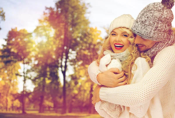 Feliz pareja en ropa de abrigo durante el otoño —  Fotos de Stock