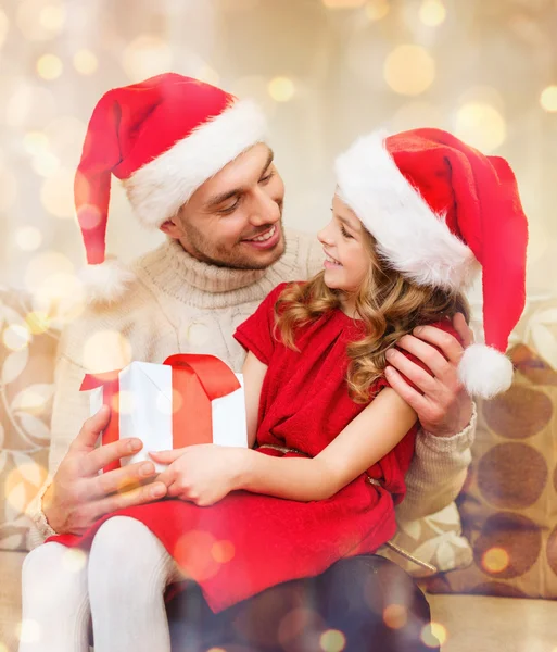 Sorrindo pai e filha segurando caixa de presente — Fotografia de Stock