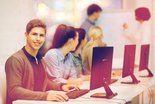 Estudiantes con monitor de computadora en la escuela — Foto de Stock