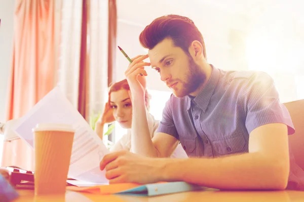 Creatieve team met computer en papers in office — Stockfoto