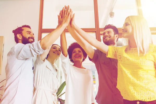 Equipe criativa feliz no escritório — Fotografia de Stock