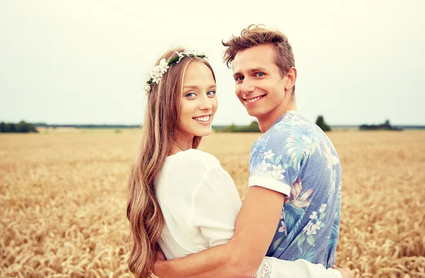 Feliz sonriente joven hippie pareja al aire libre Fotos de stock libres de derechos