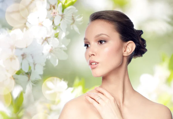 Gezicht van mooie Aziatische vrouw met gouden ring van Rusland — Stockfoto