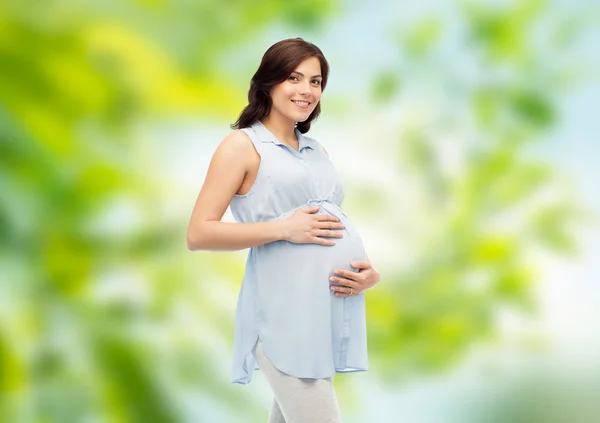 Szczęśliwa Kobieta w ciąży dotykając jej wielkim brzuchem — Zdjęcie stockowe