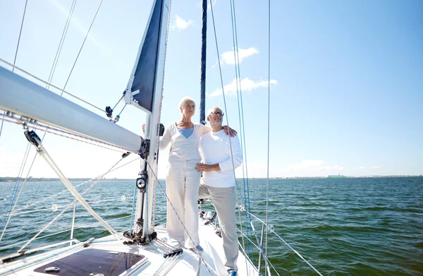 年长的夫妇拥抱在帆上船或游艇在海上 — 图库照片