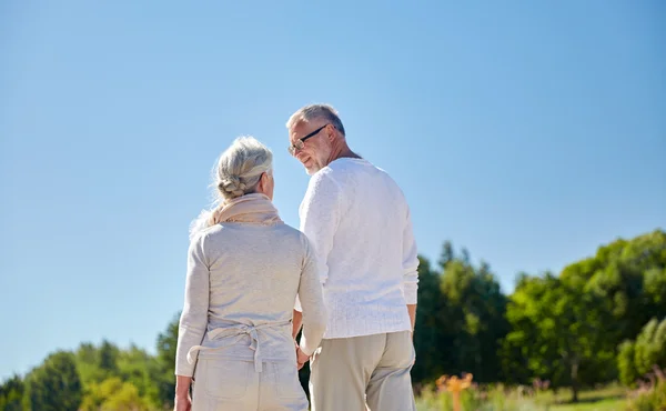 Heureux couple âgé marchant à l'extérieur — Photo