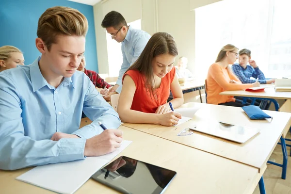 Grupa studentów i nauczycieli w klasie szkoły — Zdjęcie stockowe