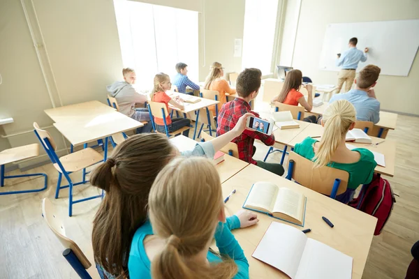 Student girls taking smartphone selfie at school — Stock Photo, Image