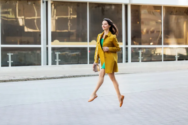 Gelukkig jonge vrouw of tienermeisje op stad straat — Stockfoto