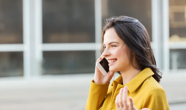 Lachende jonge vrouw of meisje bellen op smartphone — Stockfoto