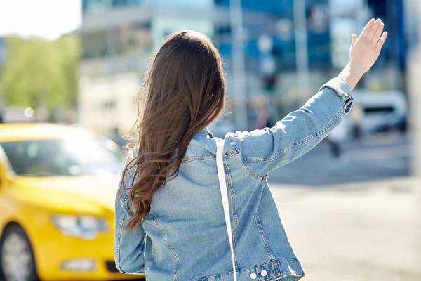Młoda kobieta lub dziewczyna połowu taksówki na ulicy — Zdjęcie stockowe