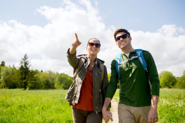 Casal feliz com mochilas caminhadas ao ar livre — Fotografia de Stock