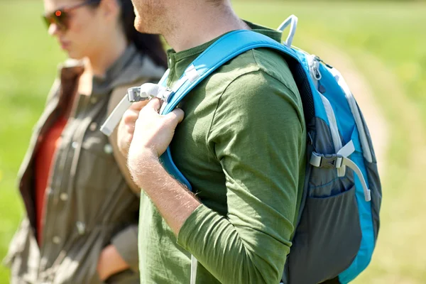 Primer plano de pareja con mochilas senderismo al aire libre — Foto de Stock