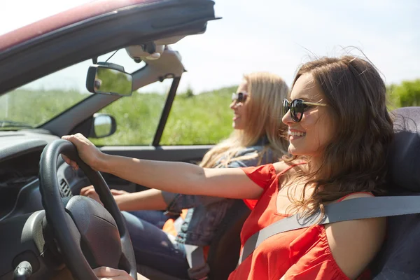 Sonrientes mujeres jóvenes conduciendo en coche cabriolet —  Fotos de Stock