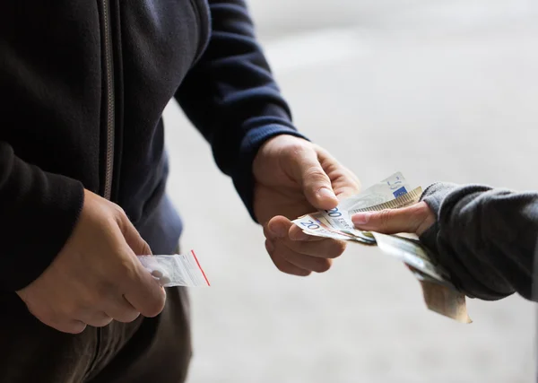 Zamknąć z addict kupując dawki u handlarza narkotyków — Zdjęcie stockowe