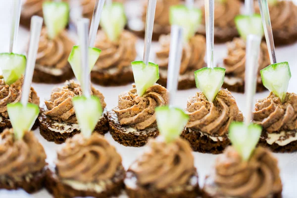 Close-up de canapé com pasta na bandeja de serviço — Fotografia de Stock