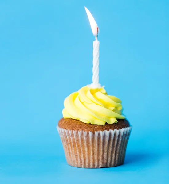 Verjaardag cupcake met een brandende kaars — Stockfoto