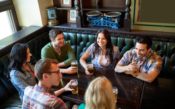 Happy vänner dricka öl på baren eller pub — Stockfoto