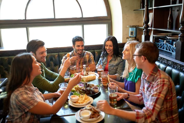 Freunde essen und trinken Bier im Restaurant — Stockfoto