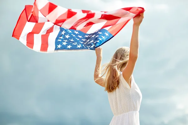 Jovem feliz com bandeira americana ao ar livre — Fotografia de Stock