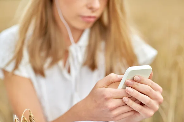 Close up de mulher com smartphone e fones de ouvido — Fotografia de Stock