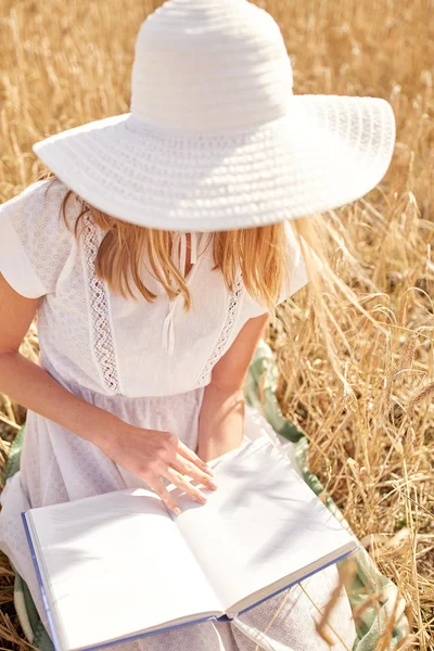 Primo piano di donna lettura libro sul campo di cereali — Foto Stock