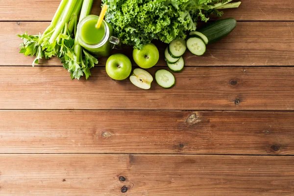 Close up de jarro com suco verde e legumes — Fotografia de Stock