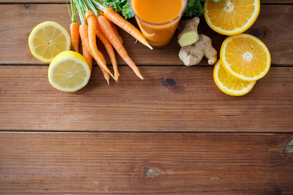 Bicchiere di succo di carota, frutta e verdura — Foto Stock