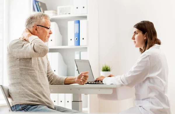 Hombre mayor y médico con tableta PC en el hospital — Foto de Stock