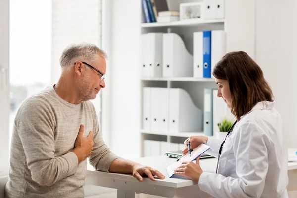 Réunion homme âgé et médecin à l'hôpital — Photo