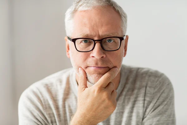 Primer plano del hombre mayor en gafas pensando — Foto de Stock