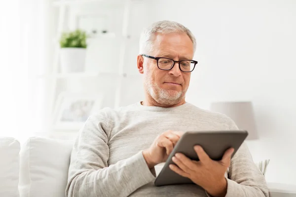 Senior mit Tablet-PC zu Hause — Stockfoto