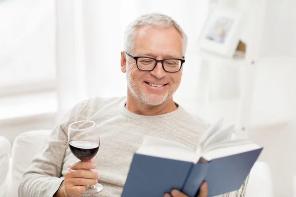 Ευτυχής ανώτερος άνθρωπος, πίνοντας κρασί και την ανάγνωση του βιβλίου — Φωτογραφία Αρχείου