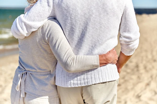 Крупним планом щаслива старша пара обіймається на пляжі Ліцензійні Стокові Фото