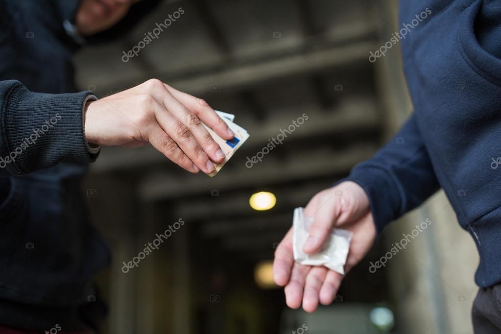 Herunterladen - Drogenhandel, Kriminalität, Sucht und Verkaufskonzept - Nahaufnahme von Süchtigen mit Geld, das Dealer auf der Straße kaufen — Stockbild Suchtkranker kauft Dosis bei Drogendealer — Stockfoto