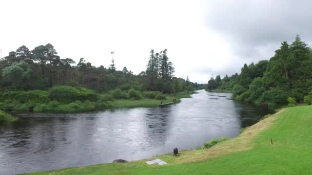 Uomini che pescano sulla riva del fiume nella valle dell'Irlanda — Video Stock