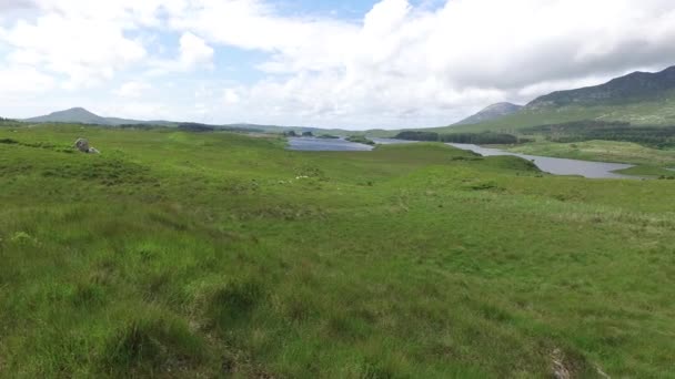 Zobacz do jeziora lub rzeki w connemara w Irlandii — Wideo stockowe