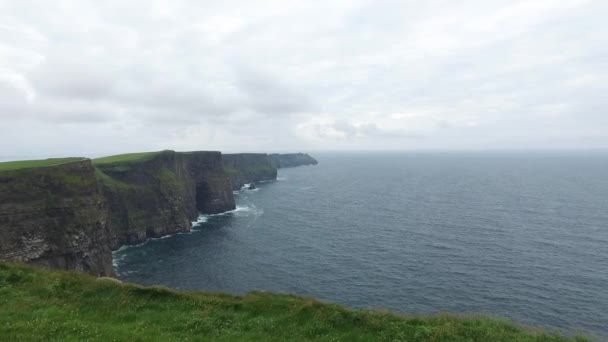 Klippen van moher en de Atlantische Oceaan in Ierland 44 — Stockvideo