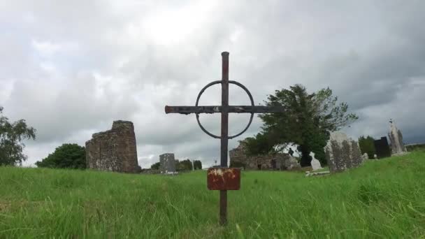 Vieja cruz en el cementerio celta de Irlanda 66 — Vídeo de stock