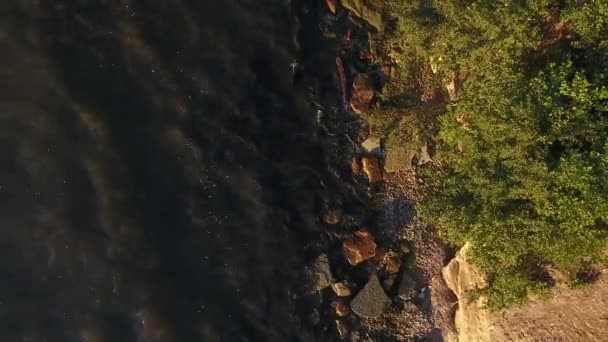 Luchtfoto uitzicht op klif en Oostzee in Estland — Stockvideo