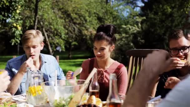 Glada vänner som åt middag på sommaren trädgårdsfest — Stockvideo