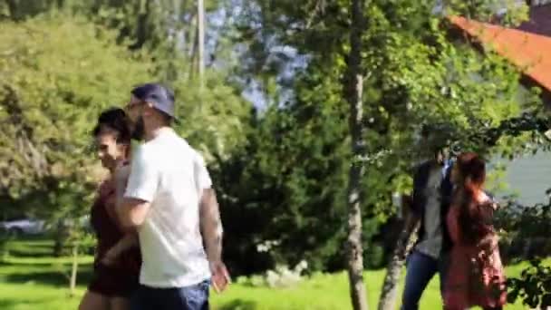 Vänner samlas för middag i sommarträdgården — Stockvideo