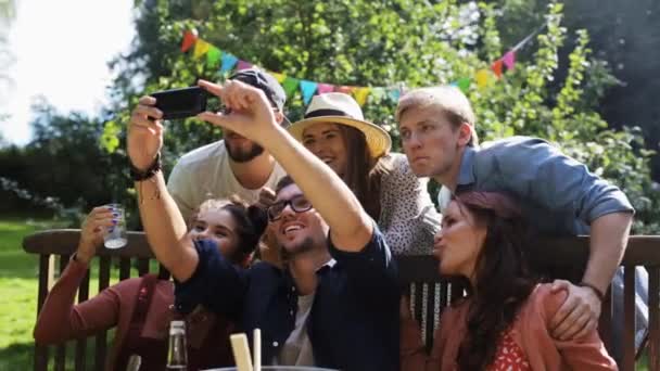 Amigos tomando selfie na festa no jardim de verão — Vídeo de Stock