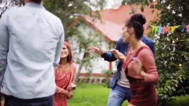 Ευτυχείς φίλοι χορεύουν στο καλοκαιρινό πάρτι στον κήπο — Αρχείο Βίντεο
