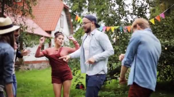 Glada vänner dansa på sommarfest i trädgården — Stockvideo