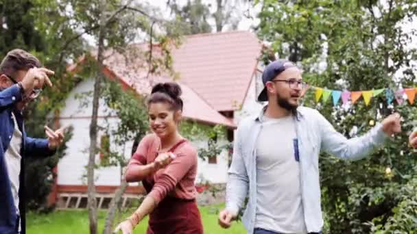 Glada vänner dansa på sommarfest i trädgården — Stockvideo