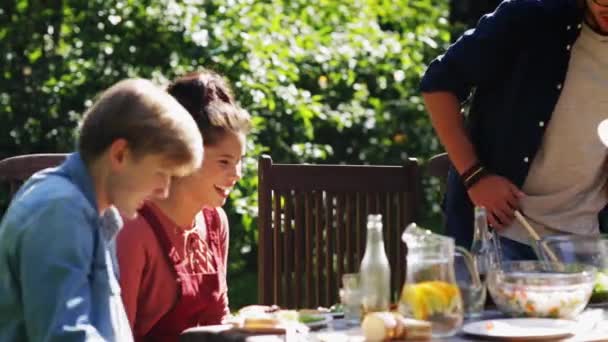 Amigos se reunindo para jantar no jardim de verão — Vídeo de Stock