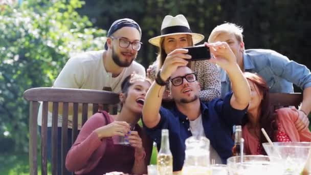 Arkadaşlar yaz bahçesinde partide selfie alarak — Stok video