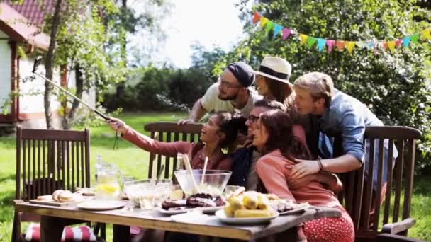 Freunde machen Selfie bei Party im Sommergarten — Stockvideo
